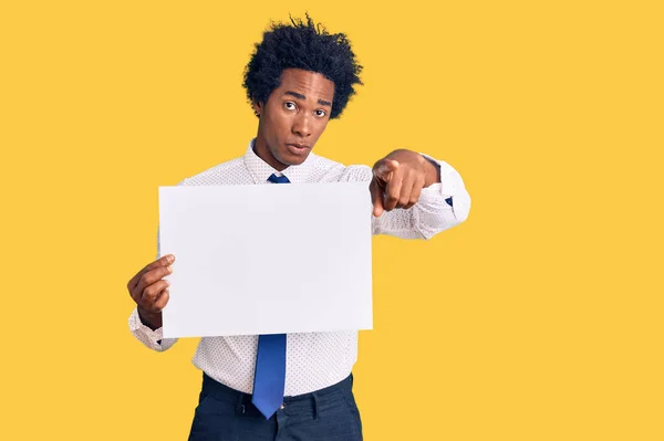 Bonito Homem Afro Americano Com Cabelo Afro Segurando Banner Vazio — Fotografia de Stock