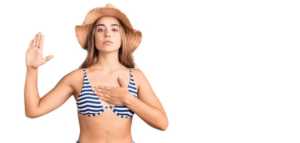 Giovane Bella Donna Bionda Che Indossa Bikini Cappello Giurando Con — Foto Stock