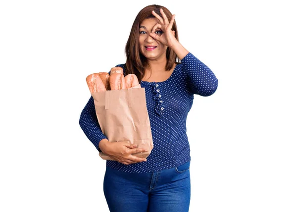 Латинская Женщина Средних Лет Держит Бумажный Пакет Хлебом Улыбается Счастливый — стоковое фото