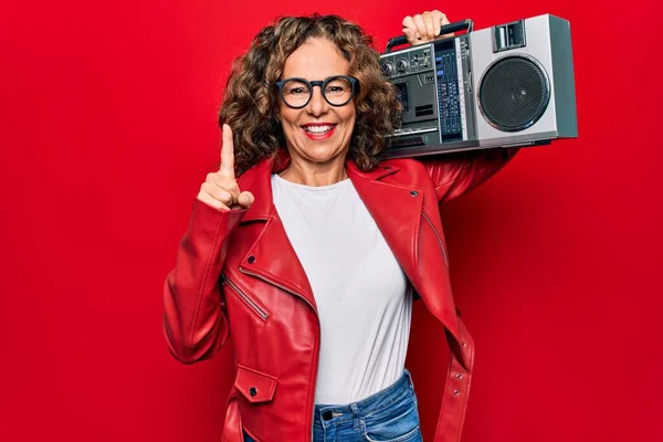 Middelbare Leeftijd Brunette Hipster Vrouw Met Retro Muziek Boombox Rood — Stockfoto