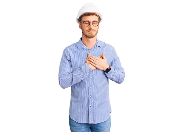 Joven Guapo Con Oso Vistiendo Arquitecto Hardhat Sonriendo Con Las —  Fotos de Stock