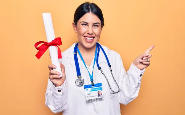 Νεαρή Όμορφη Γιατρός Γυναίκα Φορώντας Στηθοσκόπιο Κατέχουν Πτυχίο Αποφοίτησε Χαμογελαστός — Φωτογραφία Αρχείου