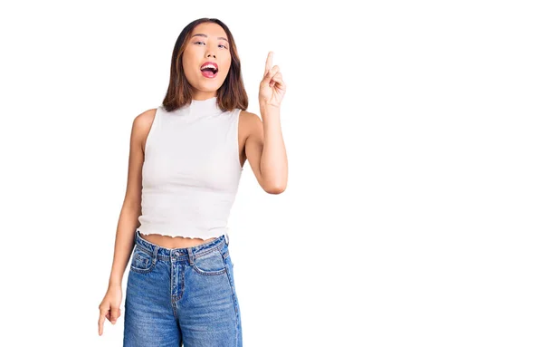 Junge Schöne Chinesische Mädchen Lässiger Kleidung Mit Erhobenem Zeigefinger Und — Stockfoto