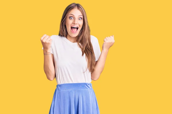 Jovem Mulher Loira Bonita Vestindo Estilo Verão Comemorando Surpreso Surpreso — Fotografia de Stock