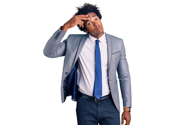 ビジネスジャケットを着てアフロの髪を持つハンサムなアフリカ系アメリカ人男性は心配し 額に手で問題について強調し 神経と危機への不安 — ストック写真