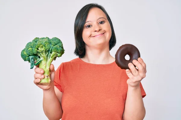 Donna Bruna Con Sindrome Con Broccoli Ciambella Cioccolato Sorridente Con — Foto Stock