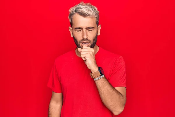 Ung Snygg Blond Man Bär Casual Röd Shirt Står Över — Stockfoto