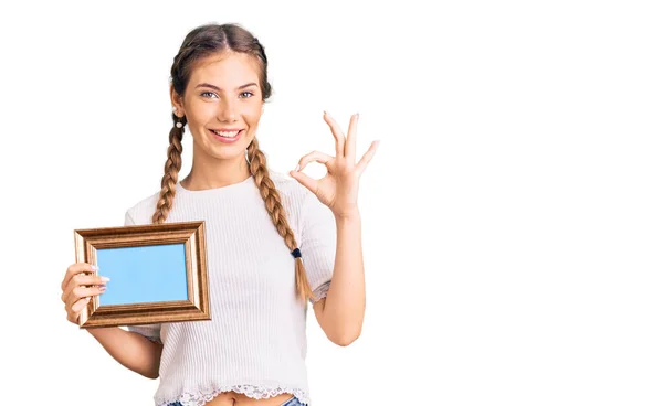 Mooie Blanke Vrouw Met Blond Haar Met Lege Frame Doet — Stockfoto