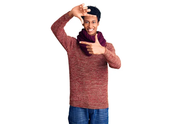年轻的非洲裔美国人 身穿休闲的冬季毛衣 戴着围巾 面带微笑 手指手画脚 面带笑容 创意与摄影概念 — 图库照片
