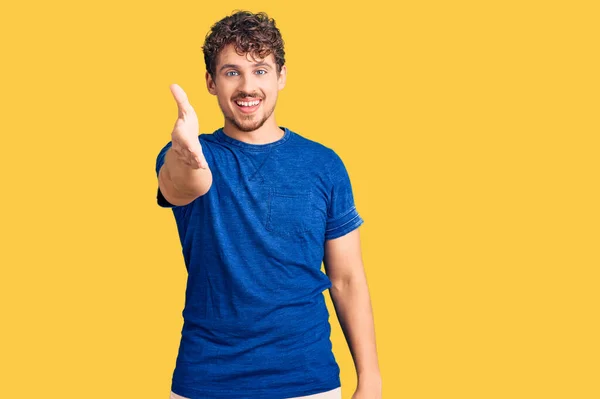 Jovem Homem Bonito Com Cabelo Encaracolado Vestindo Roupas Casuais Sorrindo — Fotografia de Stock