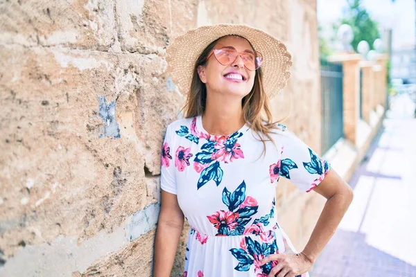 Hispanische Frau Mittleren Alters Lächelt Glücklich Mit Herzsonnenbrille Der Stadt — Stockfoto