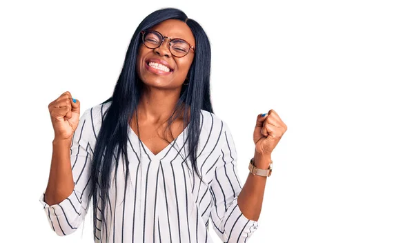 안경을 아프리카 미국인 여성은 성공을 기원하며 미소를 지으며 제스처를 행복해 — 스톡 사진