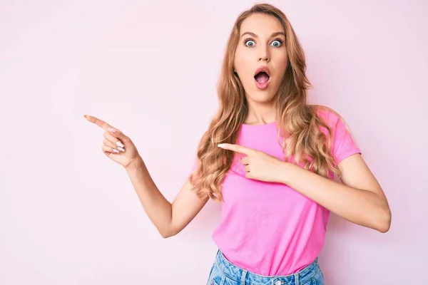 Giovane Donna Caucasica Con Capelli Biondi Punta Con Dita Lato — Foto Stock