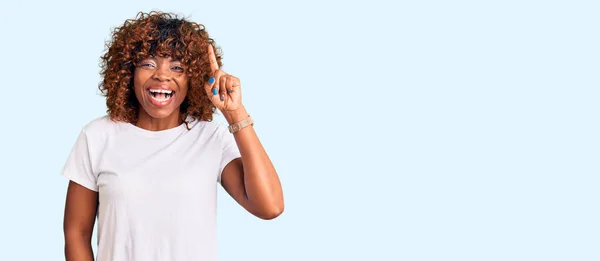 Jonge Afro Amerikaanse Vrouw Draagt Casual Witte Tshirt Wijzen Vinger — Stockfoto