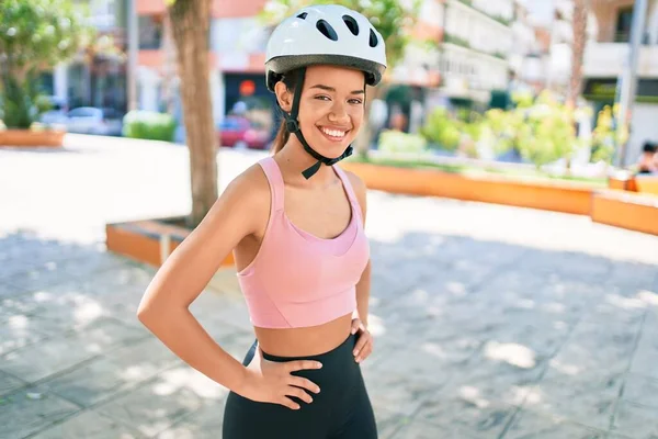 Jonge Mooie Spaanse Fietser Vrouw Glimlachend Gelukkig Dragen Fietshelm Stad — Stockfoto