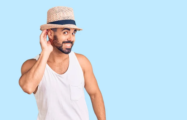 Jovem Hispânico Vestindo Chapéu Verão Casual Sorrindo Com Mão Sobre — Fotografia de Stock