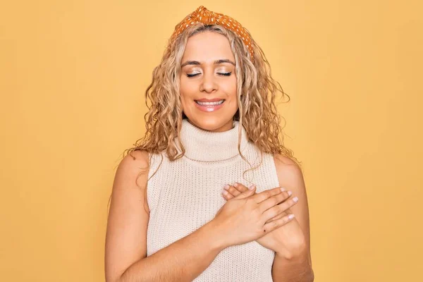 Hermosa Mujer Rubia Con Camiseta Casual Diadema Sobre Fondo Amarillo — Foto de Stock