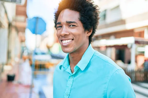 Νεαρός Όμορφος Αφροαμερικάνος Που Φοράει Καθημερινά Ρούχα Χαμογελώντας Χαρούμενος Στέκεται — Φωτογραφία Αρχείου