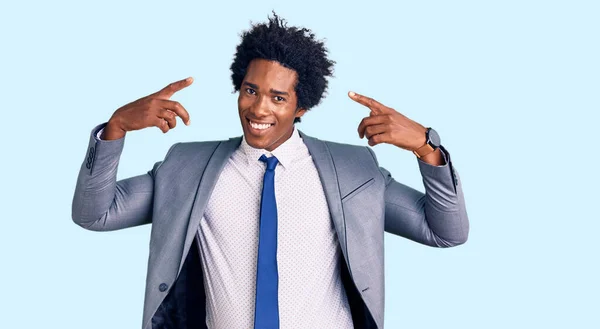 Bonito Homem Americano Africano Com Cabelo Afro Vestindo Jaqueta Negócios — Fotografia de Stock