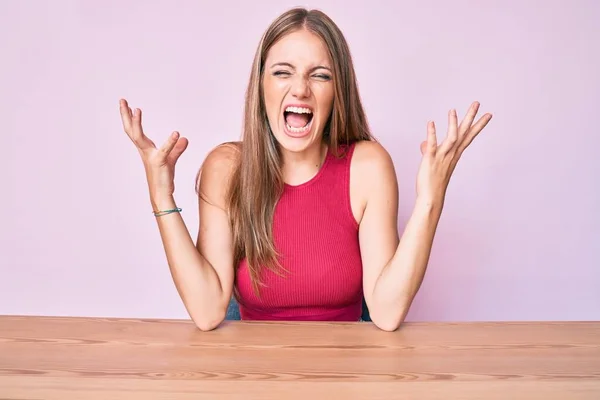 Jong Blond Meisje Draagt Casual Kleren Zitten Tafel Gek Gek — Stockfoto