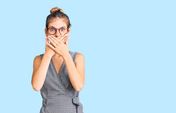 Bella Donna Caucasica Con Capelli Biondi Che Indossano Abiti Lavoro — Foto Stock