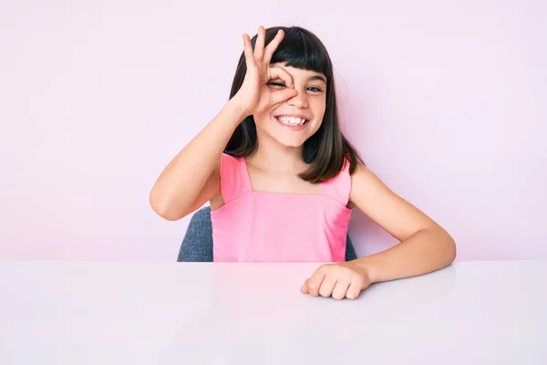 Ung Liten Flicka Med Smäll Bär Casual Kläder Sitter Bordet — Stockfoto