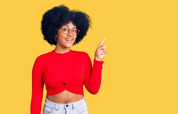 Ung Afrikansk Amerikansk Flicka Bär Casual Kläder Och Glasögon Pekar — Stockfoto