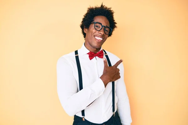 Bello Uomo Afro Americano Dai Capelli Afro Dall Aspetto Elegante — Foto Stock