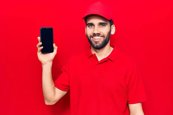 Jonge Knappe Man Met Baard Dragen Levering Uniform Holding Smartphone — Stockfoto