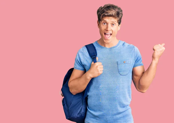 Jovem Homem Bonito Segurando Mochila Estudante Gritando Orgulhoso Celebrando Vitória — Fotografia de Stock