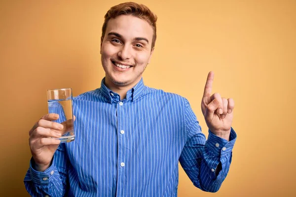 Giovane Bel Rossa Uomo Che Beve Bicchiere Acqua Sfondo Giallo — Foto Stock