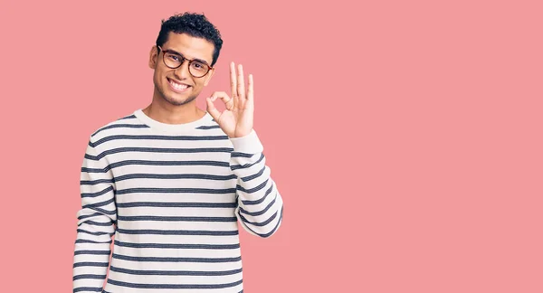 Hispano Joven Guapo Con Ropa Casual Gafas Sonrientes Positiva Haciendo — Foto de Stock