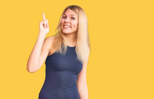 Junge Schöne Blonde Frau Lässigem Kleid Mit Erhobenem Zeigefinger Und — Stockfoto