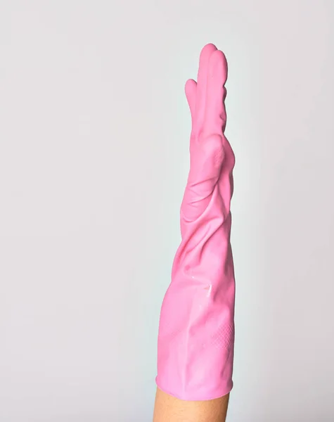 Hand Van Kaukasische Jonge Vrouw Dragen Roze Schoonmaak Handschoen Geïsoleerde — Stockfoto