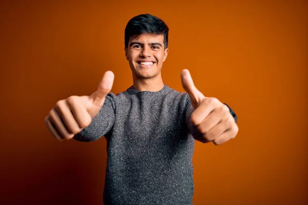 Homem Bonito Jovem Vestindo Camisola Casual Sobre Fundo Laranja Isolado — Fotografia de Stock