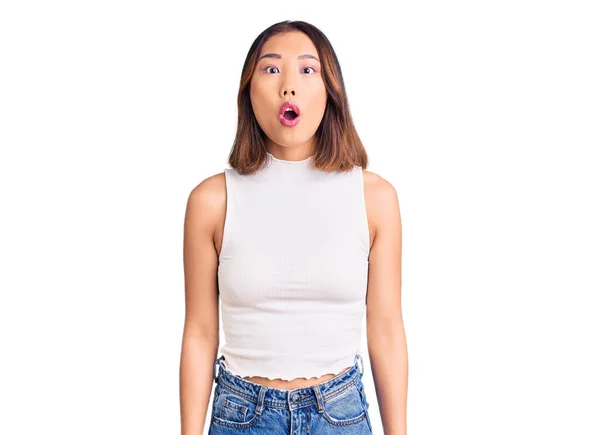 Junge Schöne Chinesische Mädchen Lässiger Kleidung Verängstigt Und Erstaunt Mit — Stockfoto
