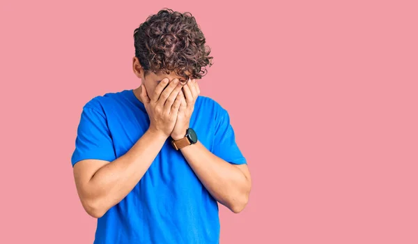 Jeune Homme Beau Aux Cheveux Bouclés Portant Des Vêtements Décontractés — Photo