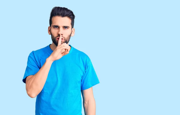 Homem Bonito Jovem Com Barba Vestindo Camiseta Casual Pedindo Para — Fotografia de Stock