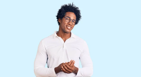 Knappe Afro Amerikaanse Man Met Afrohaar Casual Kleding Bril Met — Stockfoto