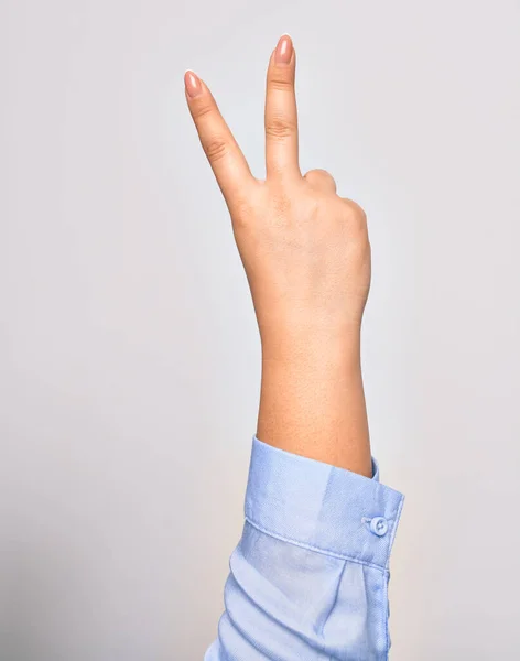 Mão Jovem Caucasiana Fazendo Símbolo Vitória Mostrando Número Dois Com — Fotografia de Stock