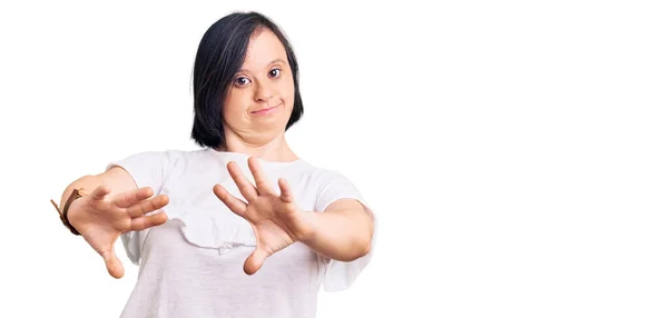 Femme Brune Avec Syndrome Duvet Portant Shirt Blanc Décontracté Faisant — Photo
