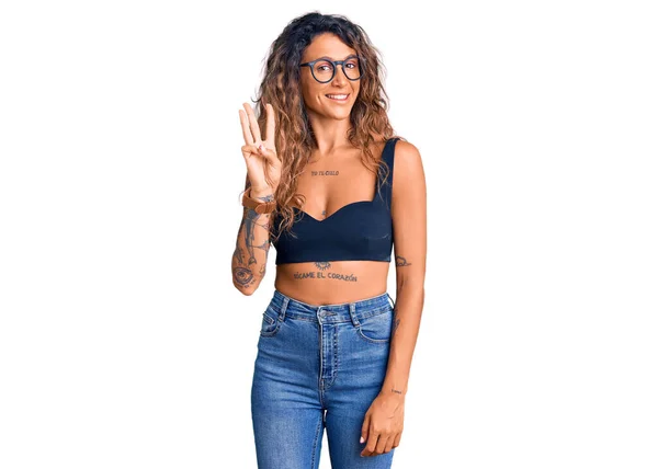 Jonge Spaanse Vrouw Met Tatoeage Dragen Casual Kleding Bril Tonen — Stockfoto