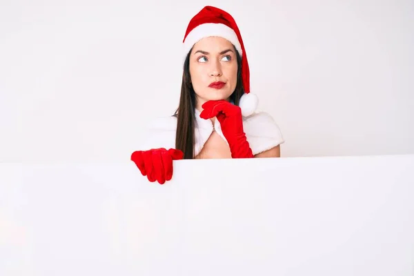 Молодая Женщина Костюме Санта Клауса Держит Пустой Баннер Серьезное Лицо — стоковое фото