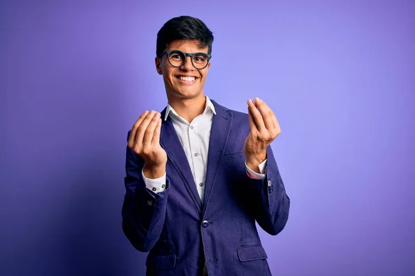 Jovem Homem Negócios Bonito Vestindo Jaqueta Óculos Sobre Fundo Roxo — Fotografia de Stock