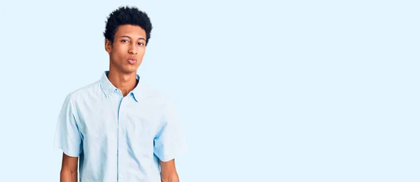 Joven Hombre Afroamericano Vistiendo Ropa Casual Mirando Cámara Soplando Beso —  Fotos de Stock