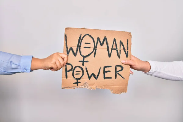 白人の孤立した背景の上に女性のパワーメッセージを持つ女性の権利保持バナーを求める白人の人々の手 — ストック写真