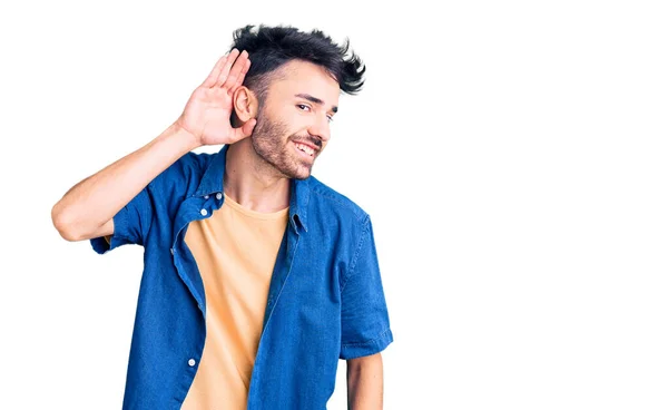 Jovem Hispânico Vestindo Roupas Casuais Sorrindo Com Mão Sobre Ouvido — Fotografia de Stock