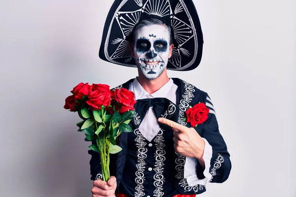 Νεαρός Άνδρας Φορώντας Μεξικάνικη Μέρα Της Νεκρής Στολής Κρατώντας Λουλούδια — Φωτογραφία Αρχείου