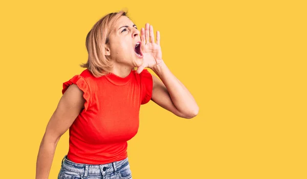 Jeune Femme Blonde Portant Des Vêtements Décontractés Criant Criant Fort — Photo