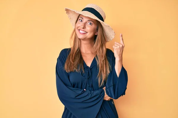 Mulher Hispânica Meia Idade Usando Chapéu Verão Sorrindo Feliz Apontando — Fotografia de Stock